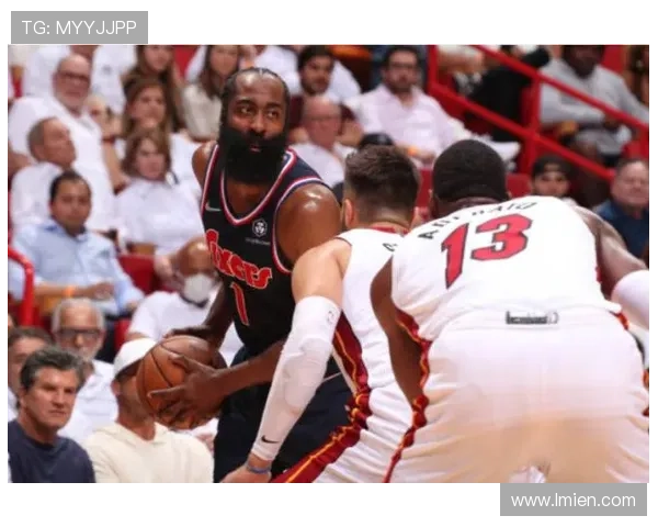 想知道合理冲撞区的判罚标准？看NBA裁判如何精准区分进攻犯规和阻挡犯规！